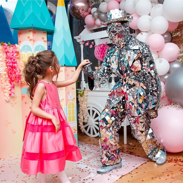 Дискотека с зеркальным человеком