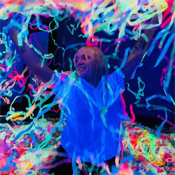 НЕОНовое бумажное шоу