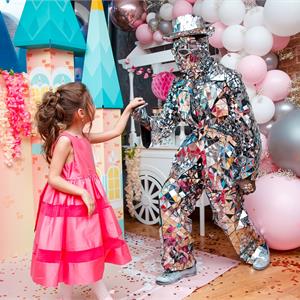 Дискотека с зеркальным человеком